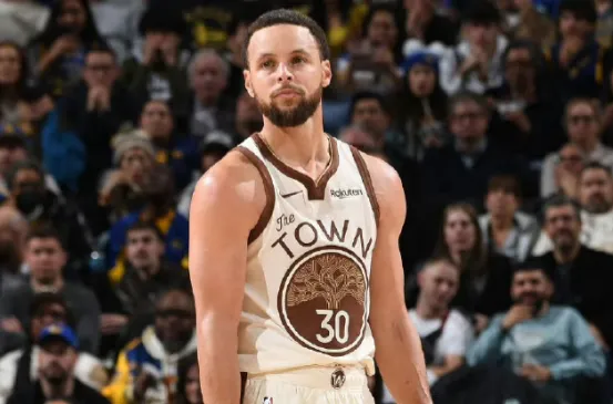 pp电子模拟器-库里上半场7投4中，三分6中3，罚球3中3得到14分3篮板